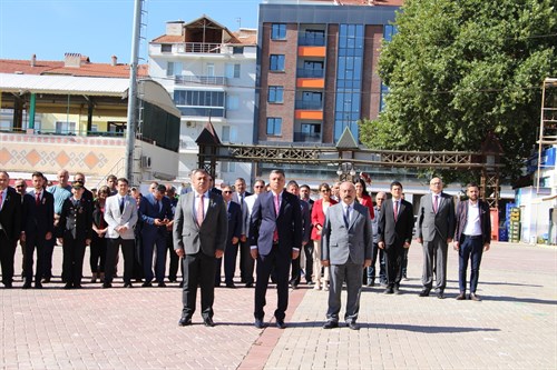 19 Eylül Gaziler Gününün 102. yıl dönümü dolayısıyla Atatürk Anıtına çelenk sunma töreni gerçekleştirildi.
