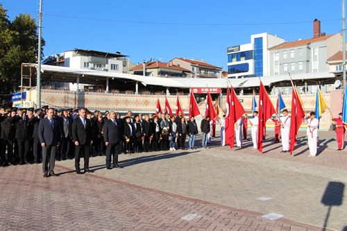 Ulu Önder Mustafa Kemal Atatürk'ün aramızdan ayrılışının 84. yıl dönümünde, çelen sunma ve anma töreni programı gerçekleştirildi.
