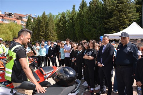 Sayın Kaymakamımız Cuma EMEÇ, 3-9 Mayıs Karayolu Trafik Haftası etkinlikleri kapsamında oluşturulan trafik bilgilendirme standını ziyaret etti. 