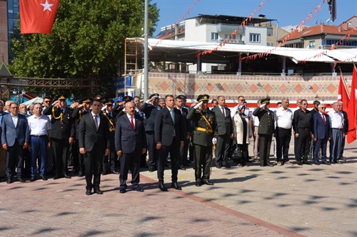 30 Ağustos Zafer Bayramının 102. yıl dönümü programı kapsamında İlçemiz Atatürk Kültür Park alanında çelenk sunma töreni gerçekleştirildi.